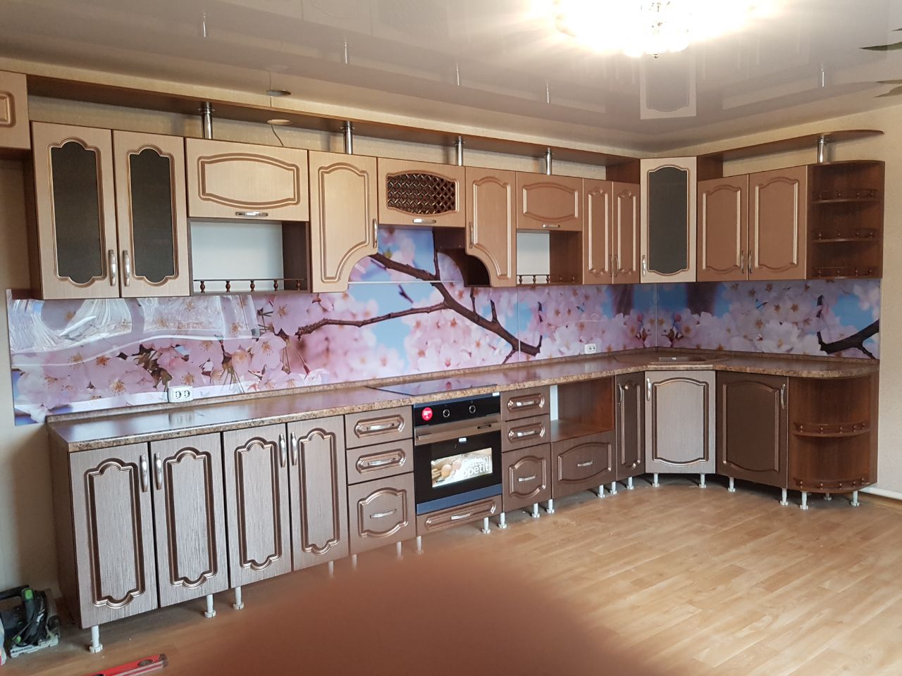 Кухня с фасадами в плёнке ПВХ